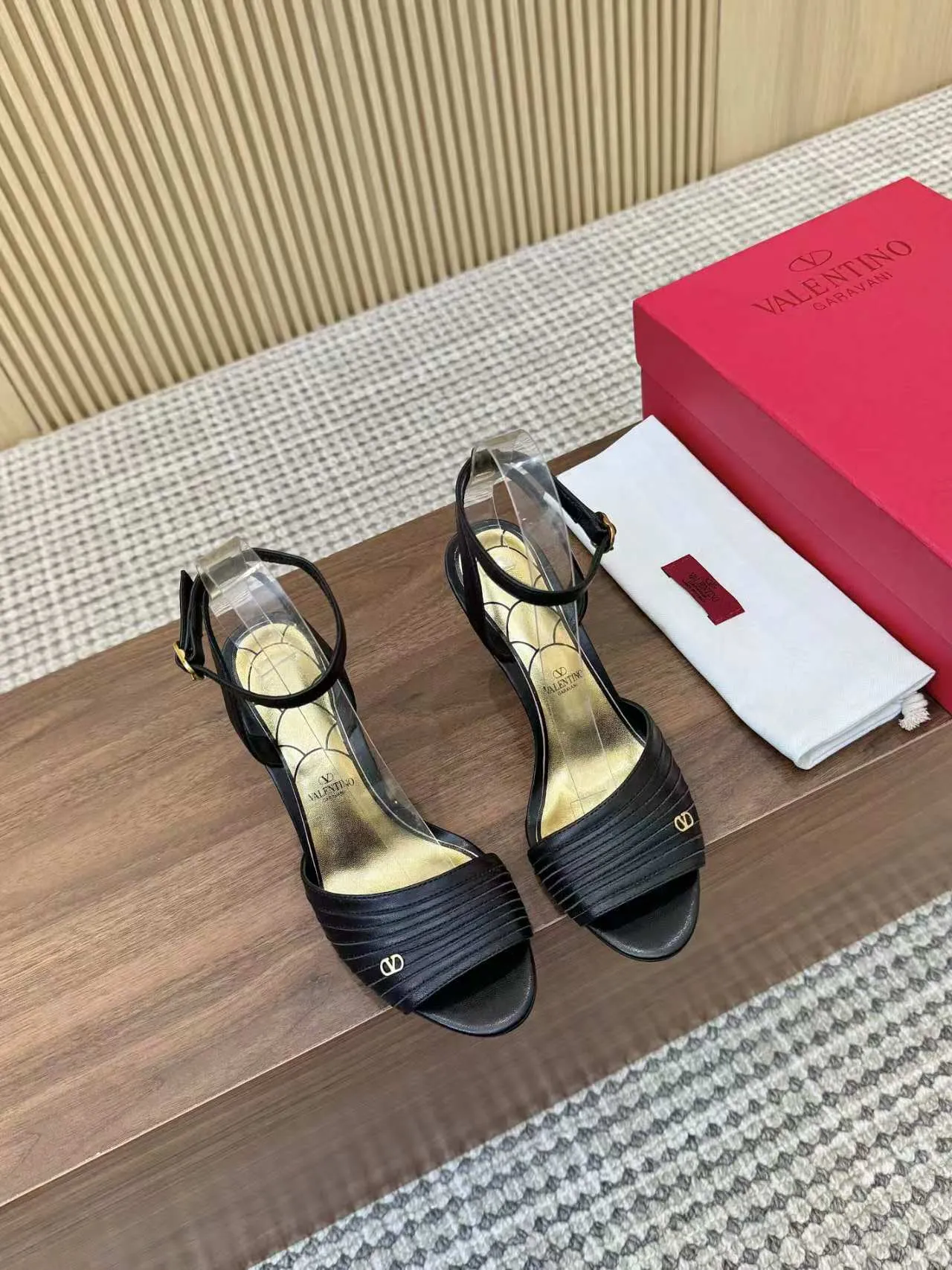 👟👟Ex-factory price 440👟👟 Genuine leather sole +40 Top version 𝑉𝐴𝐿𝐸𝑁𝑇𝐼𝑁𝑂 Valentino new spring and summer women's sandals worth buying ★Absolutely high-grade ❥Original method Absolute sensibility ❥Elegant style Create a different feeling Simple temperament style!  Code number: 35-41 (34-42 customized) Fabric: Imported sheepskin Lining: Lined sheepskin Heel height: 8 cm Leather outsole Rubber outsole